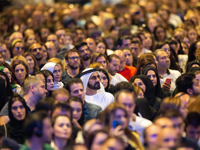 شاهد... محمد بن راشد يشارك في أكبر ورشة قيادية تحفيزية في المنطقة